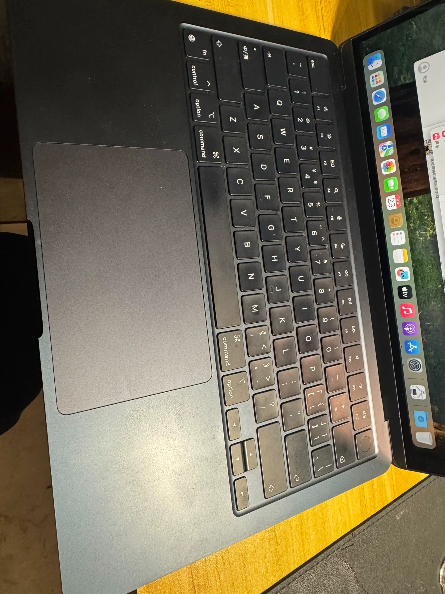 国行M2芯片MacBook Air苹果笔记本电脑,国行,M2芯片,2022款,13英寸,黑色,八核处理器,视频剪辑非常流畅。,电池容量88%。带指纹识别,流畅 国行M2芯片MacBook Air苹果笔记本电脑,国行,M2芯片,2022款,13英寸,黑色,八核处理器,视频剪辑非常流畅。,电池容量88%。带指纹识别,流畅
